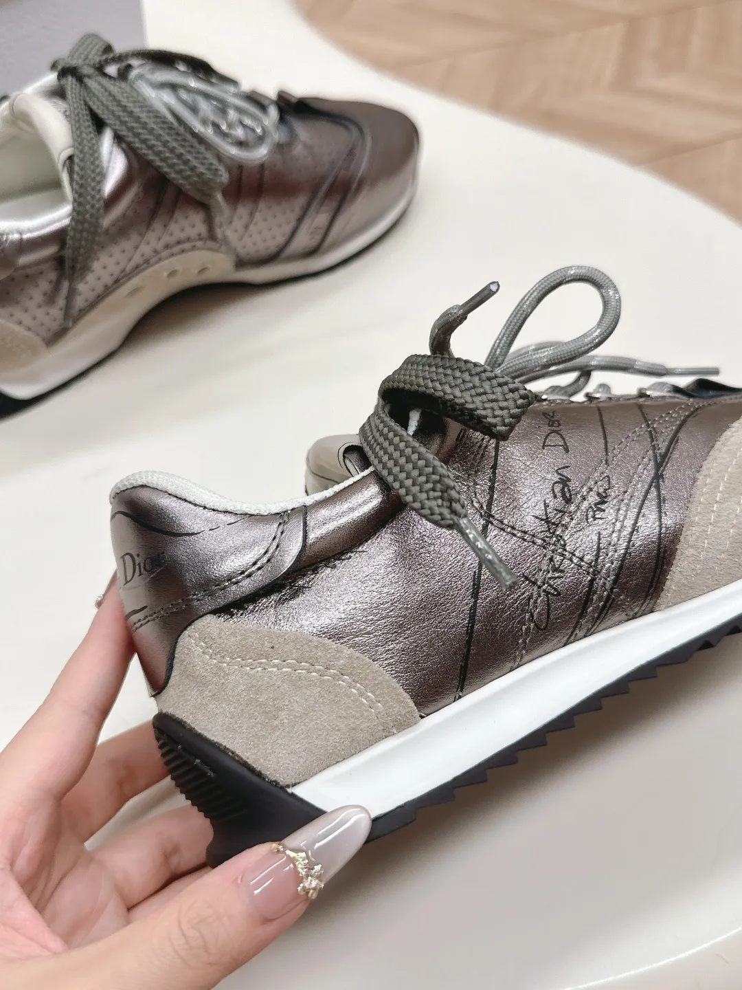 👟👟Ex-factory price 660👟👟 Dior sketch Dior spring and summer catwalk style graffiti sketch moral training shoes Forrest shoes. Original development. The most photographed item in the 25ss spring and summer show. This pair of shoes has changed the single design style of Forrest shoes in the previous impression. It retains the original shape. The details are very in line with the current fashion trend, but it also incorporates the manager's new understanding and retro feelings for Forrest shoes. The overall feeling is brand new. The material is a bit matte leather, full of retro style. It looks very high-end. The feeling on the foot is very convex. The upper foot is really good-looking and versatile. It can be worn with any style of clothes, pants and skirts. It looks good on anyone. Original combination outsole Size: 35-45